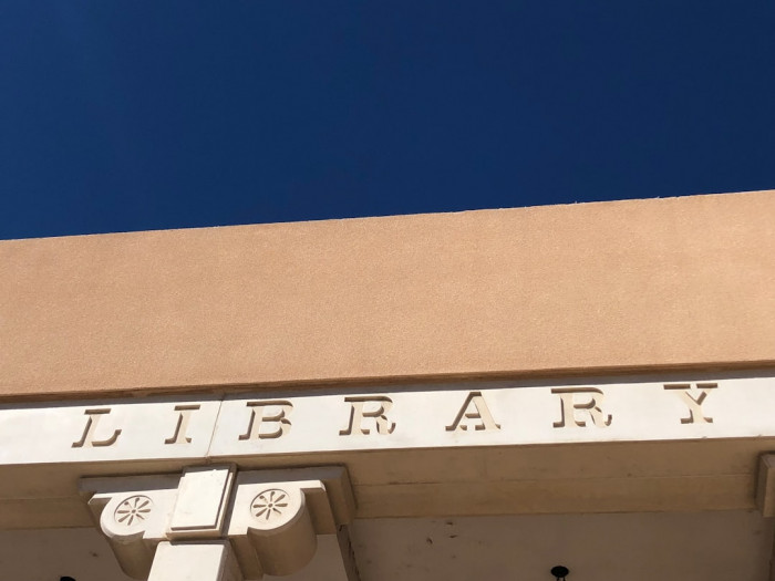 Altın Elbiseli Adam İngilizce Kanalı